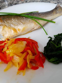 Una foto de Dorada al horno con pimientos y cebolla