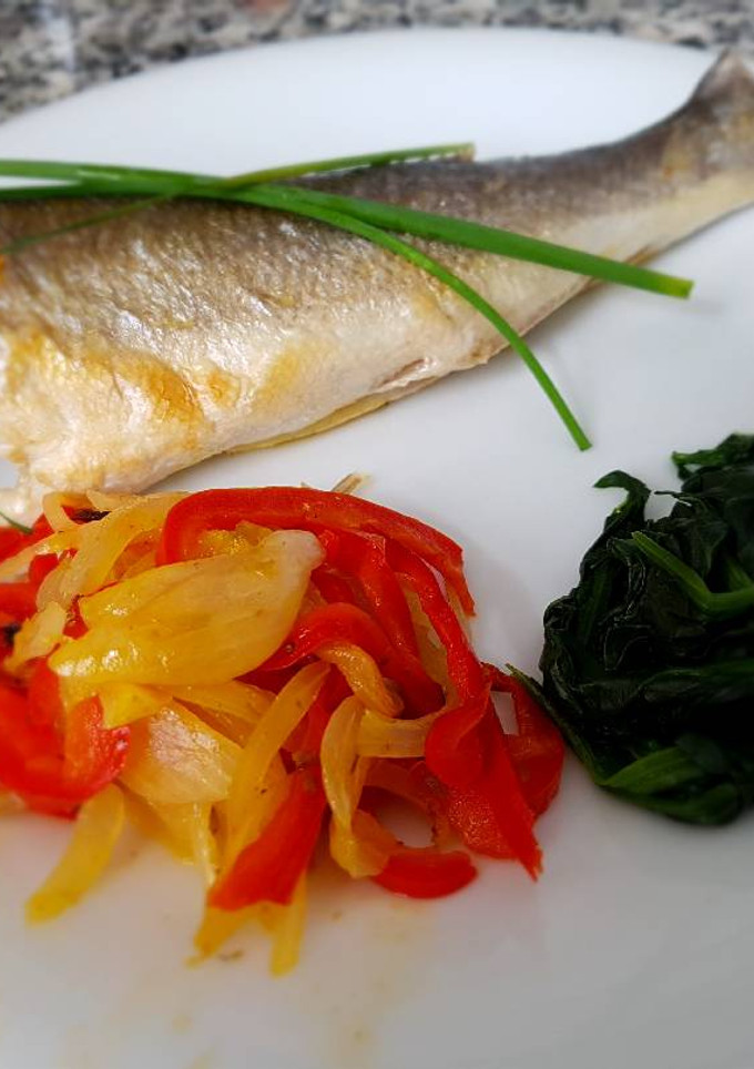 Una foto de Dorada al horno con pimientos y cebolla