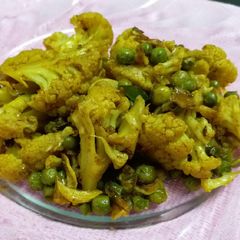 Green Peas and Cauliflower Sabzi A picture of Green Peas and Cauliflower Sabzi.