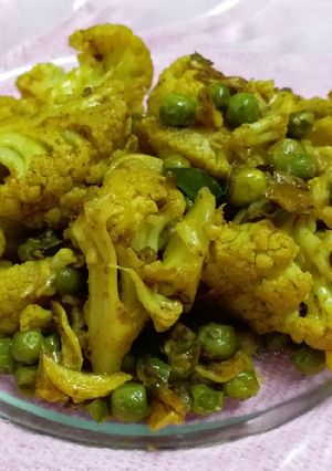 A picture of Green Peas and Cauliflower Sabzi.