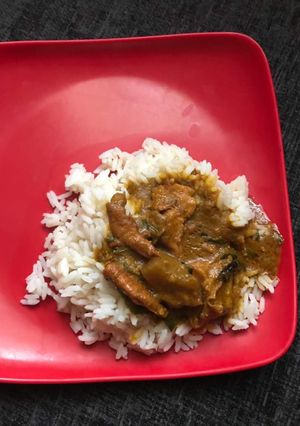 A picture of Ofe Akwu with white rice.