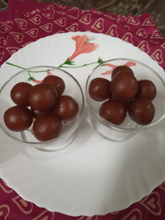 ப்ரட் ரவை ஜாமூன் (Bread Ravai Jamun Recipe in Tamil) செய்முறை முக்கிய புகைப்படம்