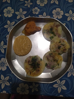 மினி ஊத்தாப்பம் நிலக்கடலை சட்னி (Mini uthappam nilakdalai chutney recipe in tamil) செய்முறை முக்கிய புகைப்படம்