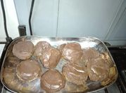 Una foto de alfajores caseros