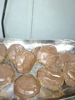 Una foto de Alfajores tefi de chocolate caseros bañados en chocolate!!