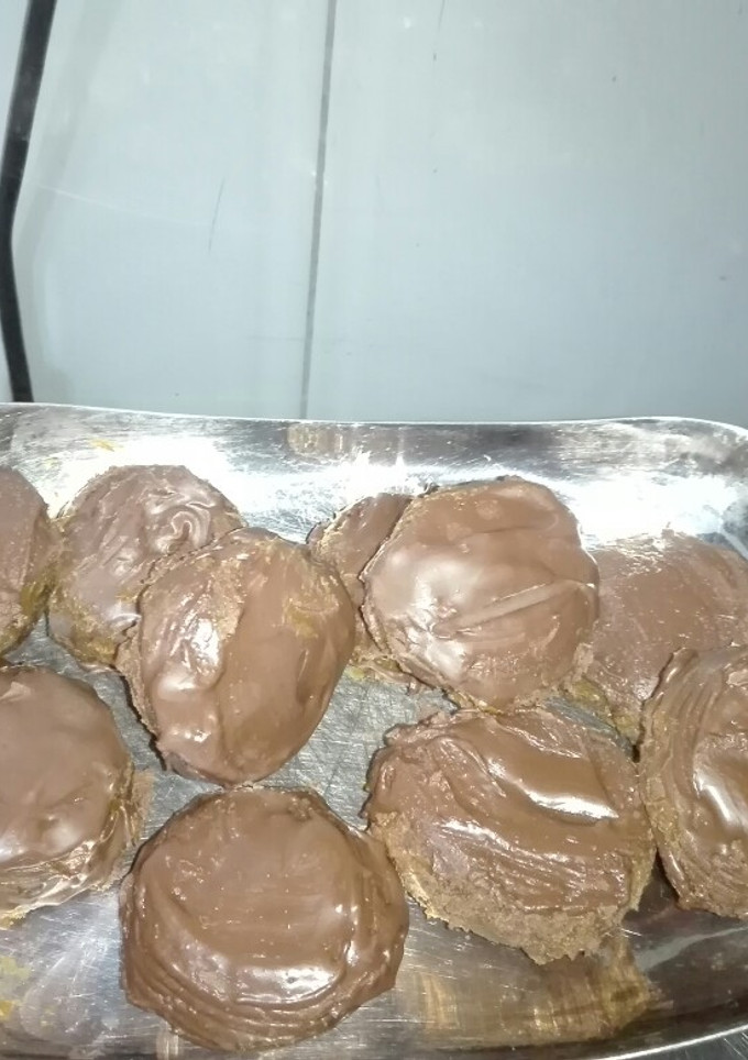 Una foto de Alfajores tefi de chocolate caseros bañados en chocolate!!