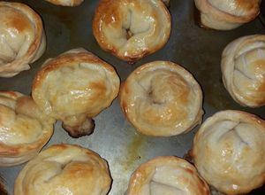 Una foto de Knishes Goy (empanadas de papa)