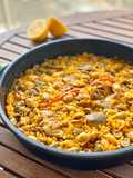 Arroz facilísimo de chipirones con habitas y alcachofas