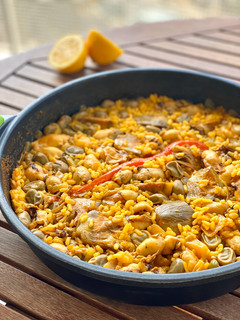 Una foto de Arroz facilísimo de chipirones con habitas y alcachofas
