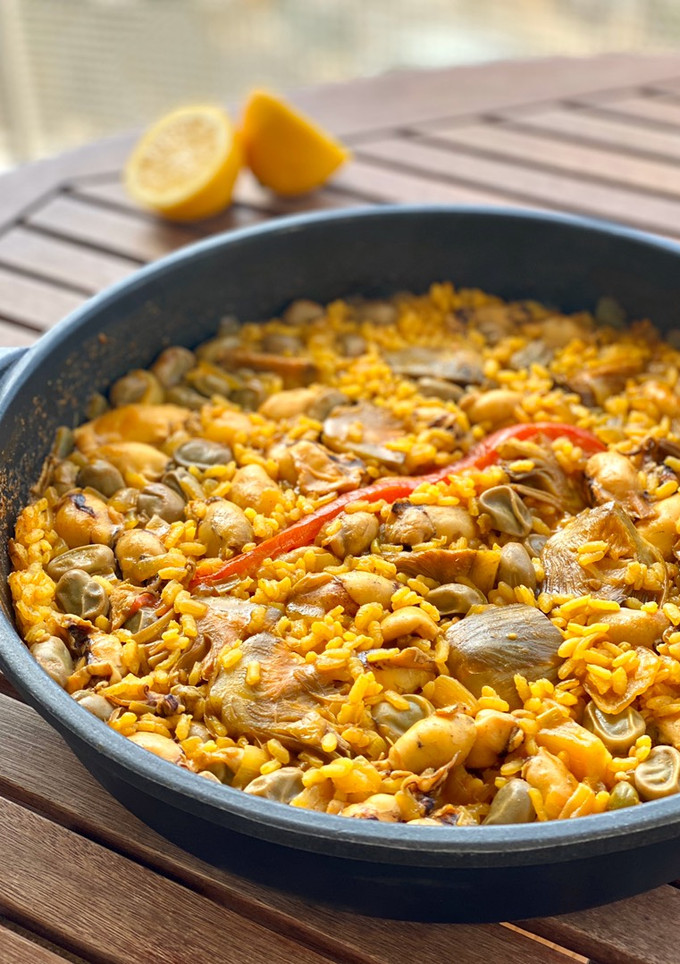 Una foto de Arroz facilísimo de chipirones con habitas y alcachofas
