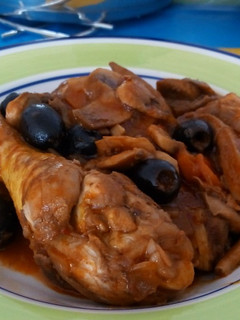 Una foto de Pollo guisado con aceitunas negras