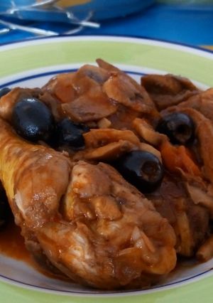 Foto principal de Pollo guisado con aceitunas negras