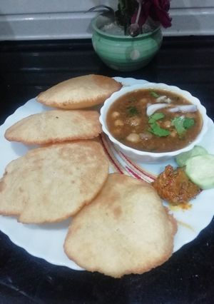 A picture of Luchi Chhole.