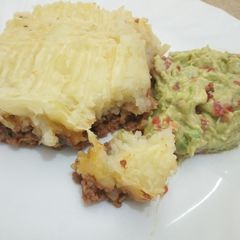 A picture of Shepherd Pie with Guacamole.