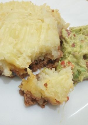 A picture of Shepherd Pie with Guacamole.