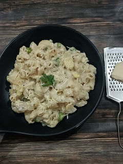 વ્હાઈટ સોસ પાસ્તા (White Sauce Pasta Recipe In Gujarati) રેસીપી મુખ્ય ફોટો