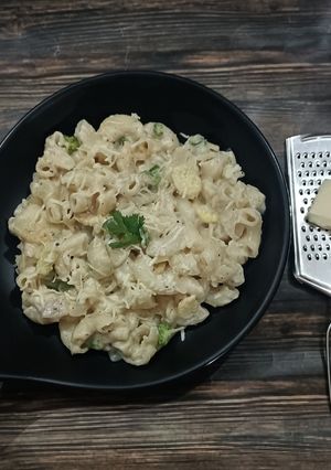 વ્હાઈટ સોસ પાસ્તા (White Sauce Pasta Recipe In Gujarati) રેસીપી મુખ્ય ફોટો
