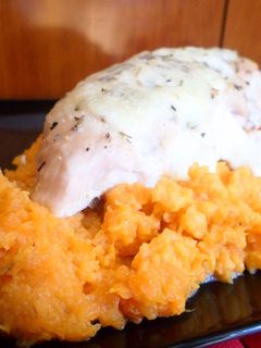 Una foto de Solomillo de pavo con mozzarella y puré de boniato