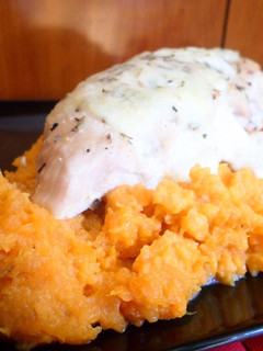 Una foto de Solomillo de pavo con mozzarella y puré de boniato