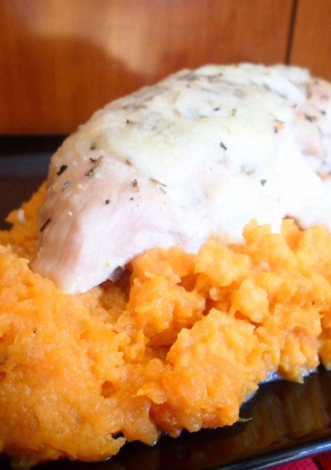 Una foto de Solomillo de pavo con mozzarella y puré de boniato