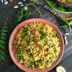 A picture of Mandakki oggarne (karnataka style puffed rice upma).