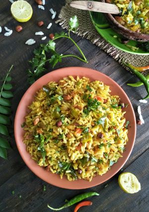A picture of Mandakki oggarne (karnataka style puffed rice upma).