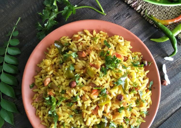 Mandakki oggarne (karnataka style puffed rice upma)