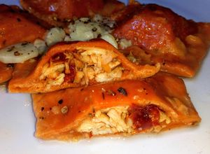Una foto de Raviolones de Tomate y Tomillo relleno de Pollo tomates secos y orégano