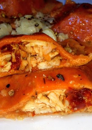 Una foto de Raviolones de Tomate y Tomillo relleno de Pollo tomates secos y orégano
