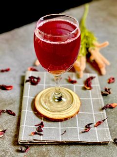 صورة لوصفة مكس شراب منعش من الكركديه مع الاناناس خطيييير وسهل جدا🍷🥂🍍🥀🍍