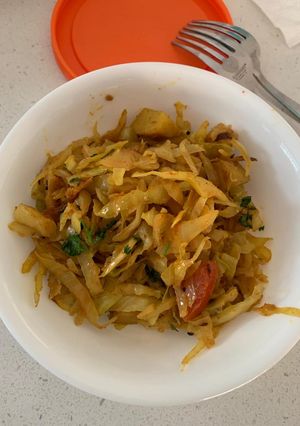 કોબીજ બટાકા નું શાક (Cabbage Bataka Shak Recipe In Gujarati) રેસીપી મુખ્ય ફોટો