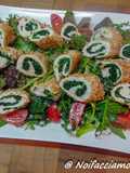 Caesar salad con cavolo fiolaro e spinacini con involtini di pollo ripieni di spinaci in crosta