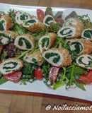 Caesar salad con cavolo fiolaro e spinacini con involtini di pollo ripieni di spinaci in crosta