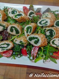 Foto di Caesar salad con cavolo fiolaro e spinacini con involtini di pollo ripieni di spinaci in crosta
