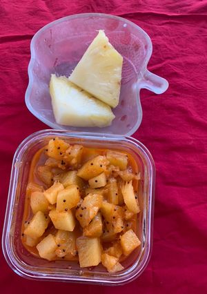 A picture of Pineapple goju (sweet and sour pineapple gravy).