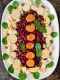 Ensalada de palmitos, porotos colorados, damascos secos, alcaparras y menta