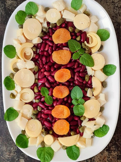 Una foto de Ensalada de palmitos, porotos colorados, damascos secos, alcaparras y menta