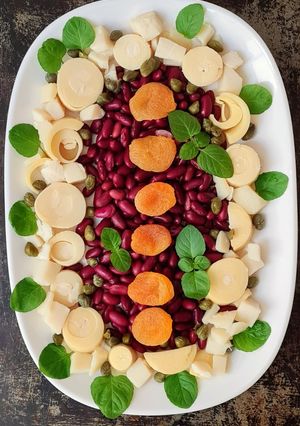 Una foto de Ensalada de palmitos, porotos colorados, damascos secos, alcaparras y menta