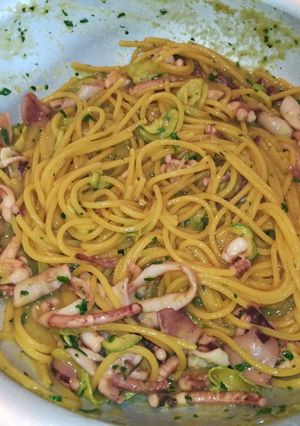 Foto di Finta nerano al mare 🌊 - Spaghetti totani, zucchine e zafferano