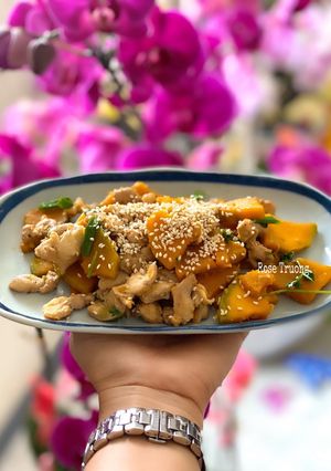 Hình của món Thịt Gà Xào Bí Đỏ.