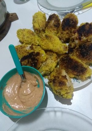 Una foto de Alitas rebozadas con polenta y revuelto con lo que hay.!!!!