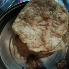 A picture of Suji poori.