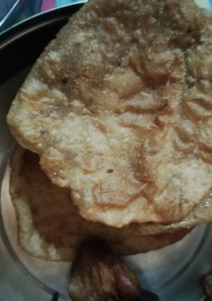 A picture of Suji poori.