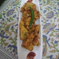 A picture of Pyaj ke pakode.