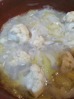 Una foto de Sopa de puerro y coliflor 🍵