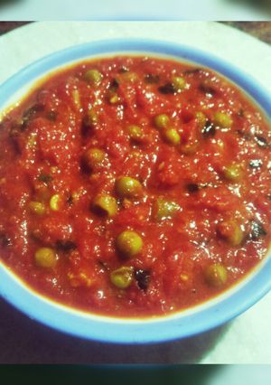 A picture of Tomato chutney with peas.