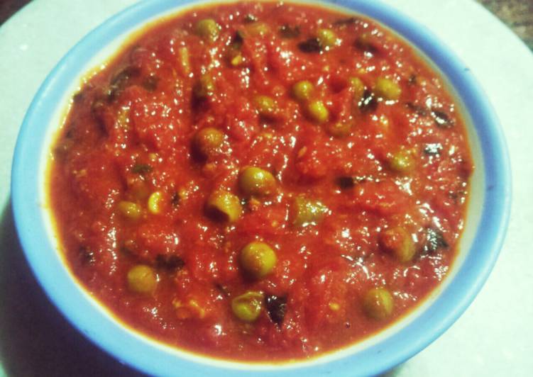 Tomato chutney with peas