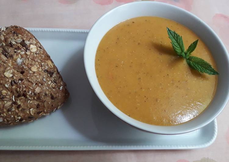 شوربة عدس احمر مع صلصة الطماطم