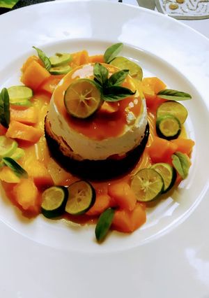 A picture of No Bake Oreo Mango Cake.