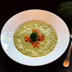 A picture of Broccoli & Walnut soup.